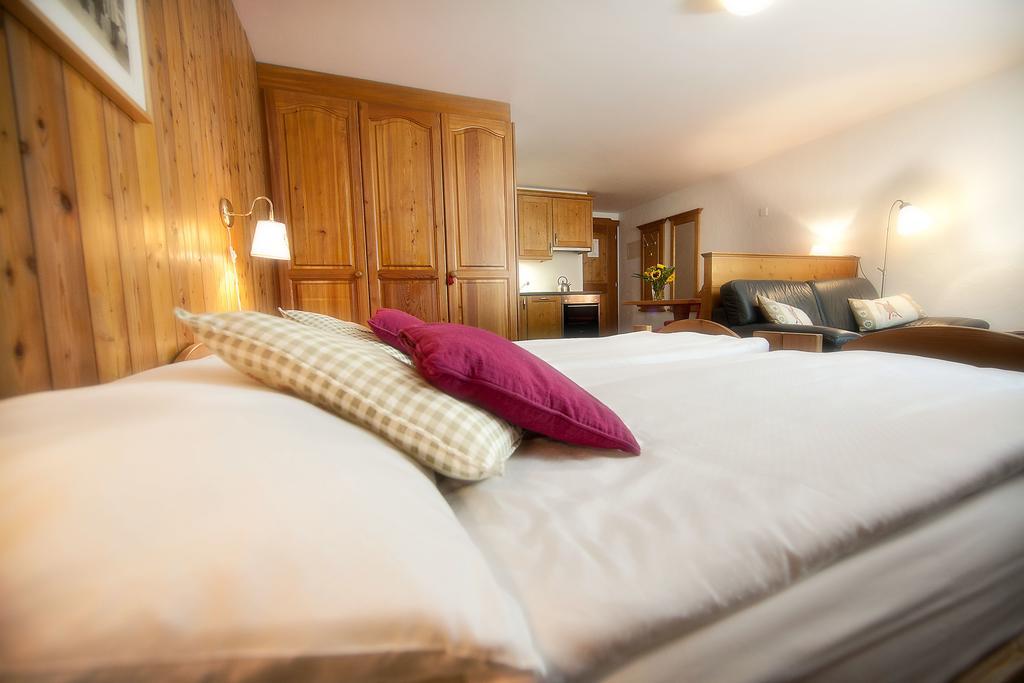 22 Summits Apartments Zermatt Room photo